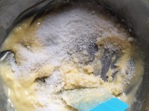 黄油切片软化，加入细砂糖，搅拌均匀。（我的黄油软化有点过，室温软化就行）