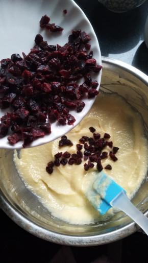倒入蔓越莓干，搅拌均匀。