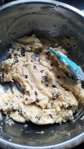 分三次筛入低筋面粉，搅拌均匀。