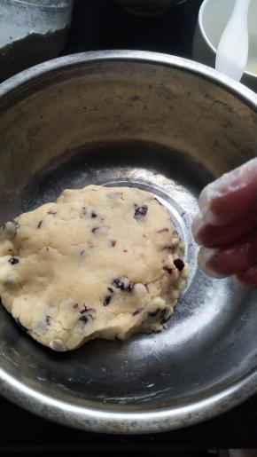 揉成面团。用保鲜膜包住面团，并用手整形成宽约6CM，高约4CM的长方体，并放入冰箱冷冻至硬(约1小时）。（这一步忘记拍照了，一孕傻三年啊）