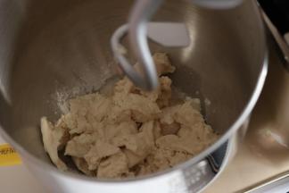 2.牛奶和即食麦片混合浸泡约10分钟，将种面撕碎与主面团中所有食材混合搅拌。