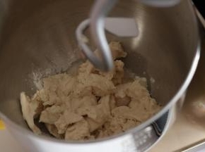 2.牛奶和即食麦片混合浸泡约10分钟，将种面撕碎与主面团中所有食材混合搅拌。