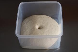 4.放温暖处发至约2倍大，手指粘面粉戳入面团微微回缩。