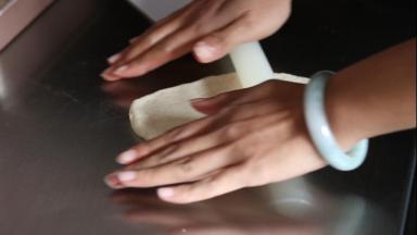 6.将面团擀成牛舌状