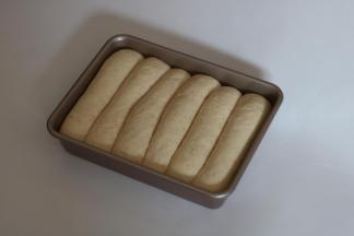 8.排到烤盘上，发酵箱32℃进行最后发酵至9分满。