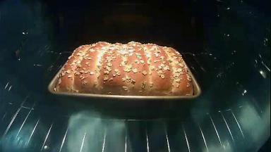 10.送入预热至180℃的烤箱，下层，上下火，约30分钟左右。