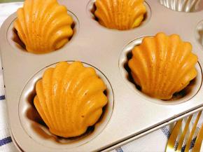 出炉马上模具放在晾架上
继续烤第二盘