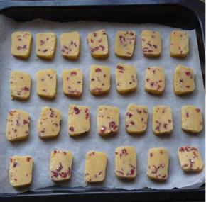 烤盘上铺好锡纸，将冷冻好的面团用刀切片，摆放好在烤盘上。烤箱先160度预热十分钟，然后再把饼干放入预热好的烤箱，160度中层，烤15分钟，至表面微金黄色即可.