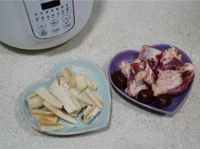 备好所用食材，牛排骨一份，去皮莲藕一份，红枣三粒。