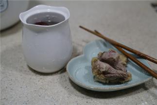 将牛排骨先焯洗好备用，将莲藕及红枣洗净入炖盅里。