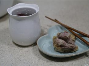 将牛排骨先焯洗好备用，将莲藕及红枣洗净入炖盅里。