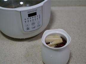 然后再将牛肉加至到炖盅里面，可加入一片姜。