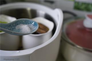 等汤炖好之后按需加入细盐调味就可以。