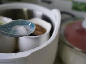 等汤炖好之后按需加入细盐调味就可以。