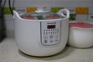 将清水加至标准水位，入炖盅入锅里，然后预约好想要吃的时间。