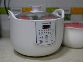 将清水加至标准水位，入炖盅入锅里，然后预约好想要吃的时间。