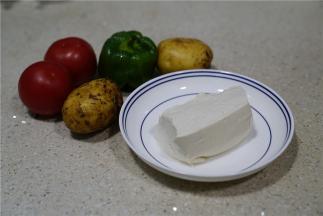 备好所用食材，二个土豆，二个番茄，一个青椒，半小块豆腐。