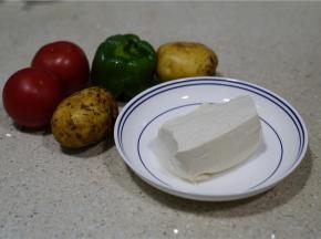 备好所用食材，二个土豆，二个番茄，一个青椒，半小块豆腐。