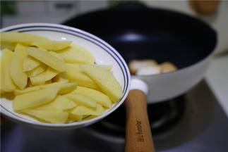 然后再将土豆去皮改刀下锅煎至出味。