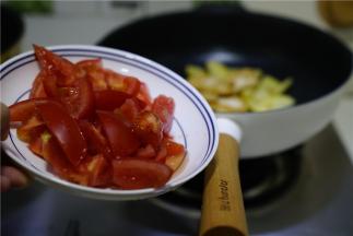 再加入改刀好的番茄，微微炒一下。
