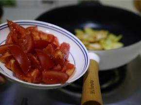 再加入改刀好的番茄，微微炒一下。