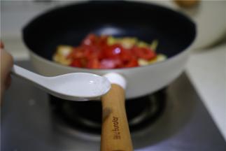 加少许的细盐调味。