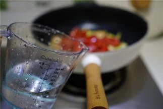 之后加入少许清水焖至食材熟透。