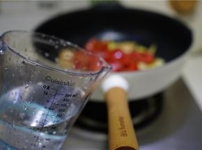 之后加入少许清水焖至食材熟透。