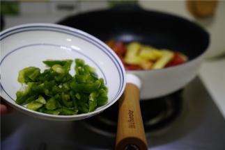 临出锅前再加入菜椒丁点缀配色就可以。