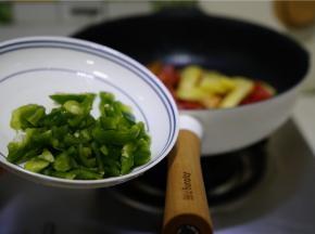 临出锅前再加入菜椒丁点缀配色就可以。