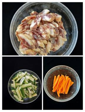 腊肠洗干净去成薄片，黄瓜和胡萝卜也一样切好备用