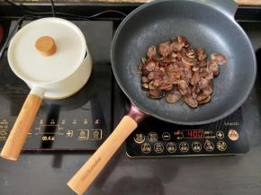 热锅凉油下腊肠。