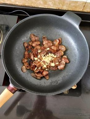 小火煸至金黄，肥肉变透明后加入蒜蓉。