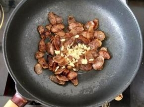 小火煸至金黄，肥肉变透明后加入蒜蓉。