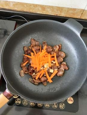 再加入胡萝卜。