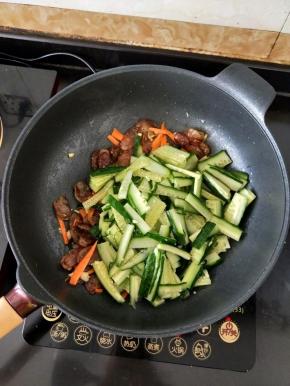 接着倒入黄瓜。