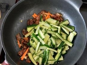 接着倒入黄瓜。