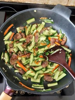 翻炒均匀后再加入一丢丢耗油，再次翻炒片刻即可出锅。