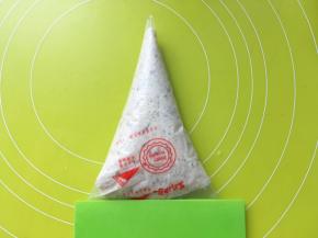 之后将虾滑面糊装入裱花袋冰箱冷藏备用