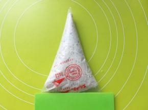 之后将虾滑面糊装入裱花袋冰箱冷藏备用