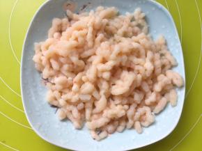 全部挤好后，再煮个10几秒虾滑变红捞出，宝贝小一下吃不了那么多，可以少煮一点，剩下的冰箱冷藏3天内吃完即可