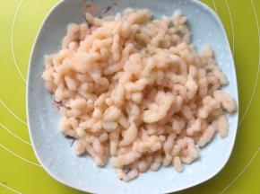 全部挤好后，再煮个10几秒虾滑变红捞出，宝贝小一下吃不了那么多，可以少煮一点，剩下的冰箱冷藏3天内吃完即可