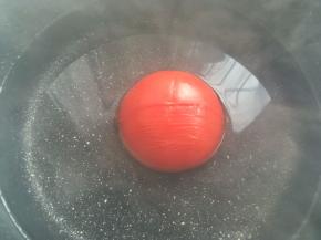 西红柿用刀在表面划一下，放入热水中滚一会儿脱皮