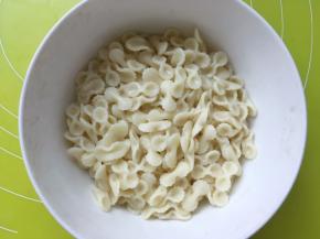 之后将煮好的意面捞出来，放温水里备用