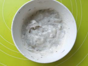 继续用筷子顺着同一个方向搅拌均匀