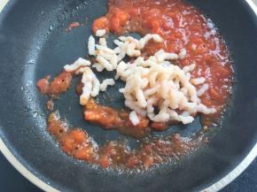 加入虾滑翻炒均匀即可