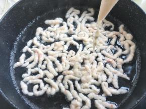 重新烧一锅水，冰箱取出虾滑，裱花袋剪一个小口，水开后，挤入虾滑，挤的时候虾滑会自动断开