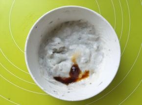加入调料，料酒、蚝油、酱油跟盐