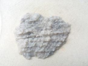 将虾切成小段，之后剁成虾泥，先切小段再剁虾泥，这样出来的虾泥比较细腻，我做好的虾泥有68克