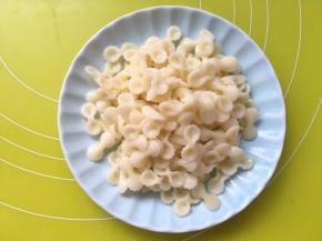 宝宝的餐盘内装入适量的意面